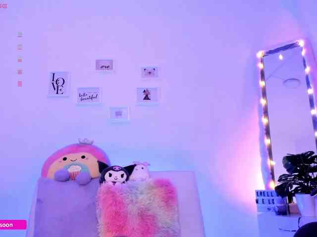 LiaTomson webcam