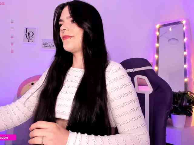 LiaTomson webcam