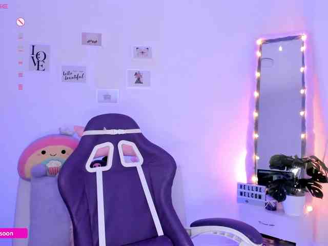 LiaTomson webcam