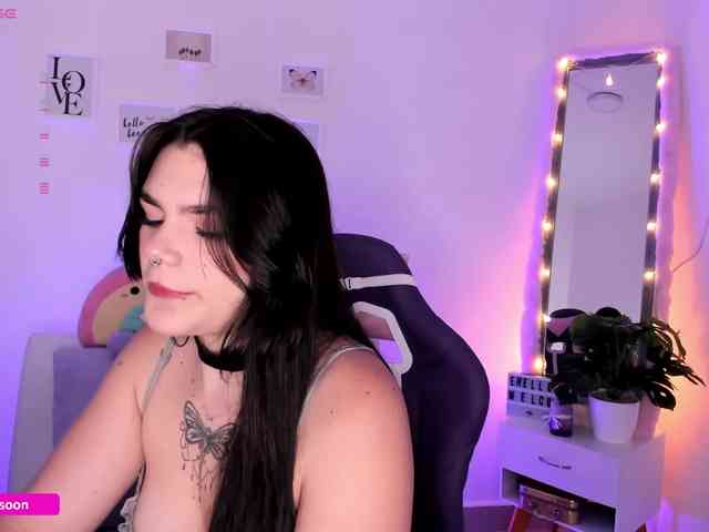 LiaTomson webcam