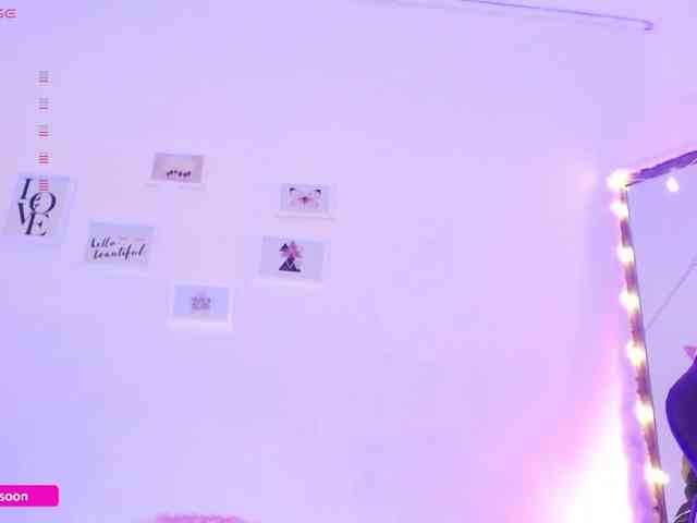LiaTomson webcam