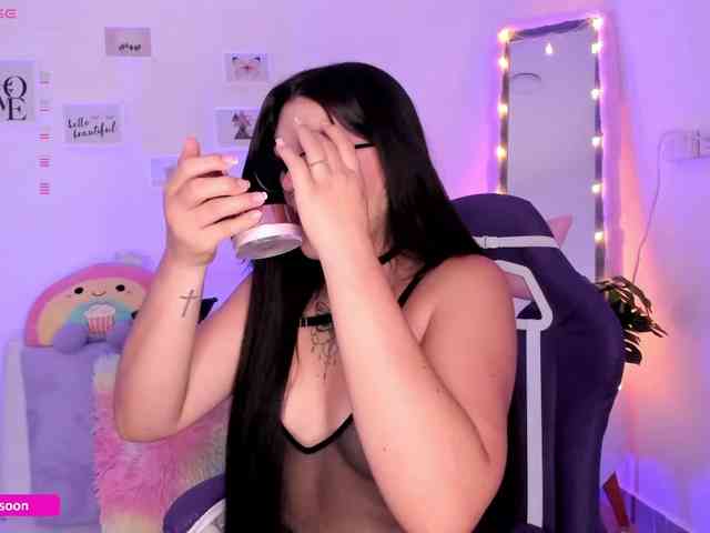 LiaTomson webcam