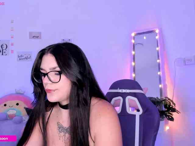 LiaTomson webcam