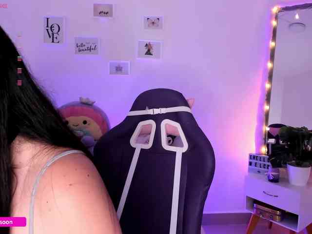 LiaTomson webcam