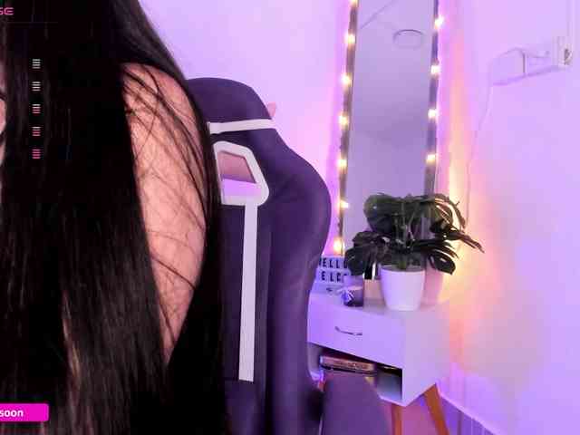 LiaTomson webcam