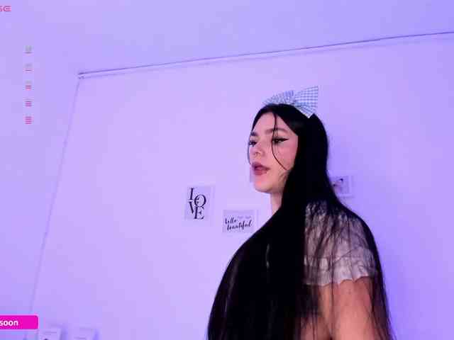 LiaTomson webcam
