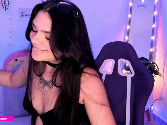 LiaTomson webcam