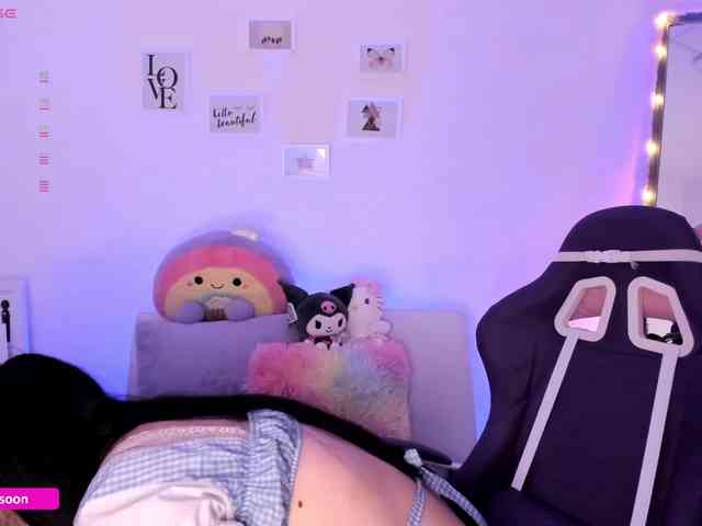 LiaTomson webcam