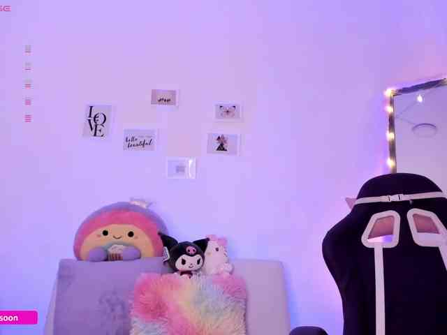 LiaTomson webcam