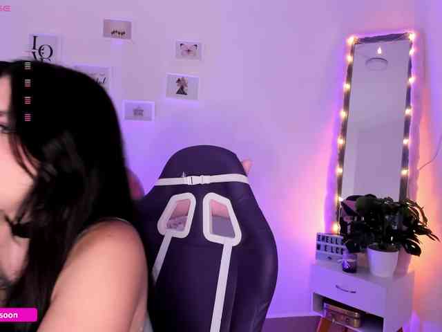 LiaTomson webcam