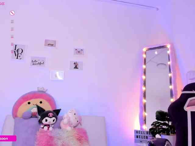 LiaTomson webcam