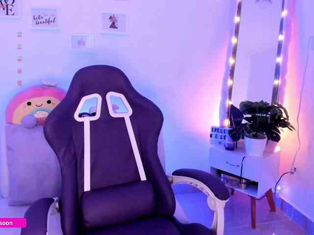 LiaTomson webcam