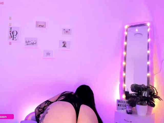 LiaTomson webcam