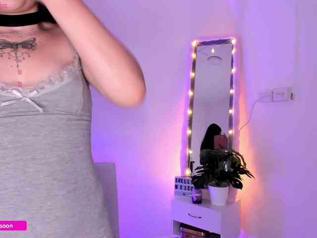 LiaTomson webcam
