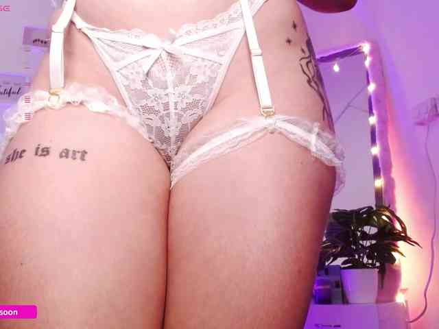 LiaTomson webcam