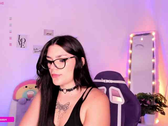 LiaTomson webcam