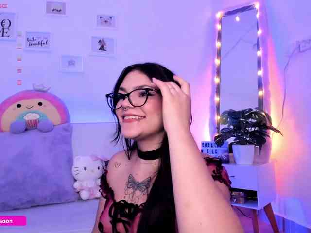 LiaTomson webcam