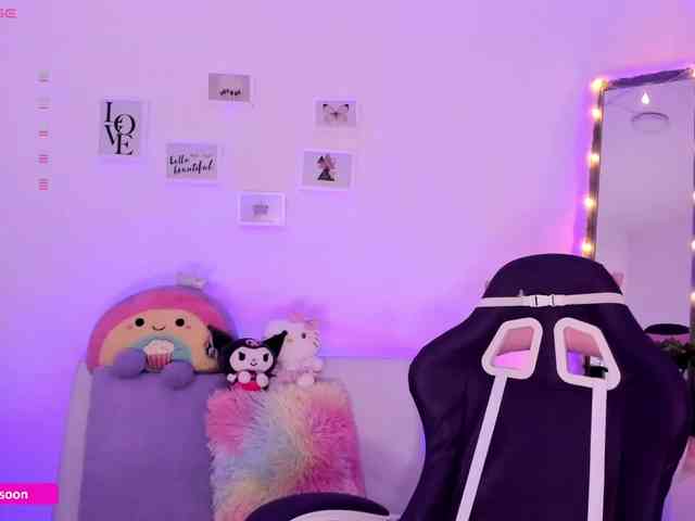 LiaTomson webcam