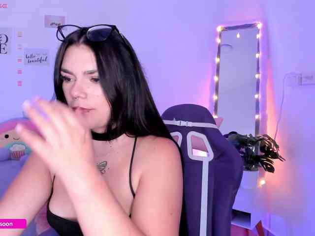 LiaTomson webcam