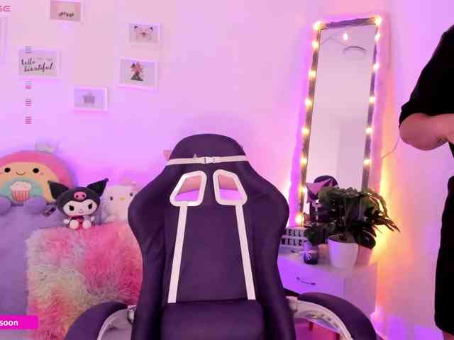 LiaTomson webcam