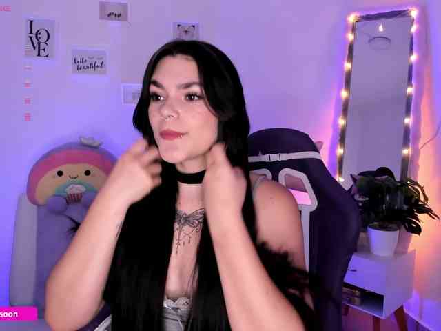 LiaTomson webcam