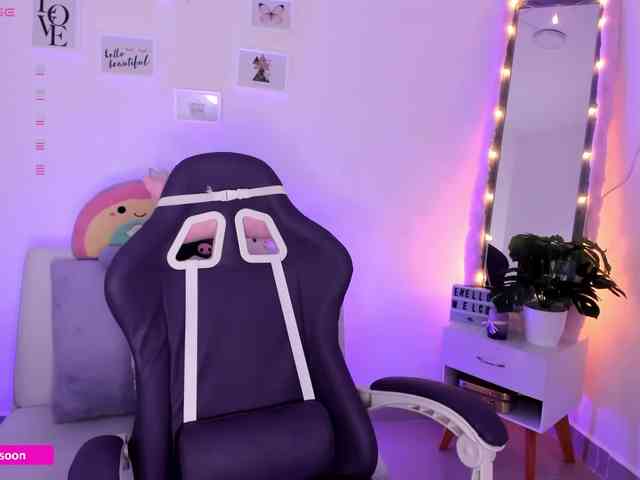 LiaTomson webcam