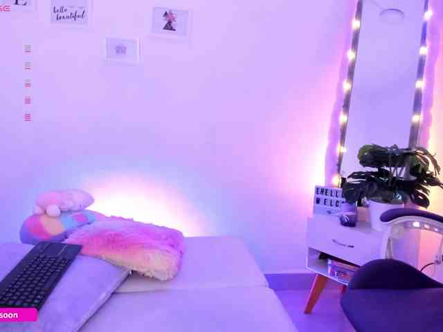 LiaTomson webcam