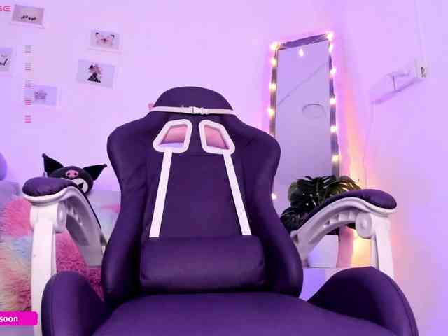 LiaTomson webcam