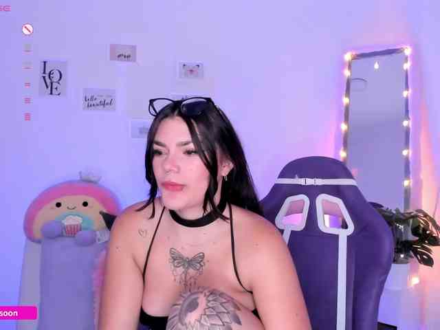 LiaTomson webcam