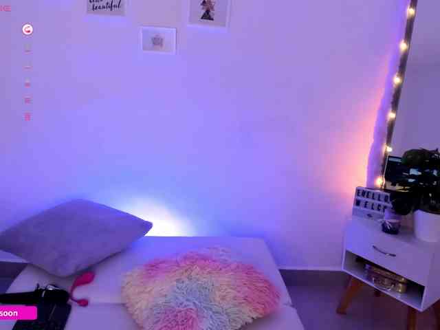 LiaTomson webcam