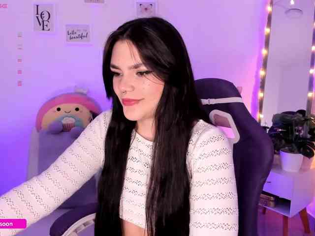 LiaTomson webcam