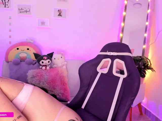 LiaTomson webcam