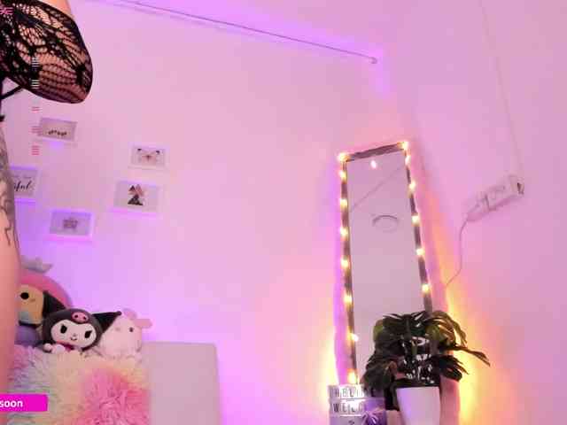 LiaTomson webcam