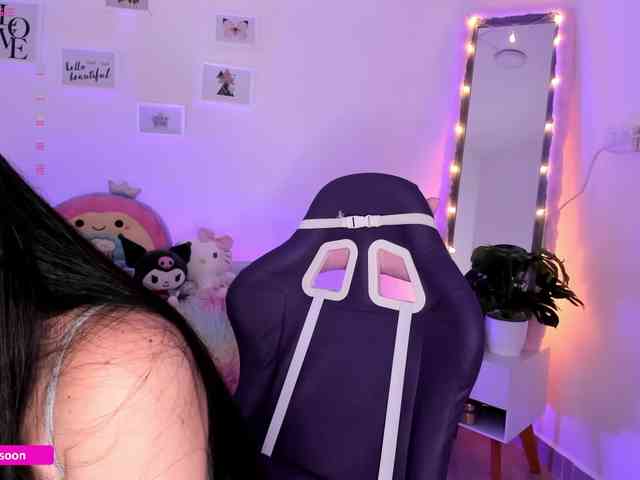 LiaTomson webcam