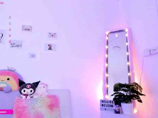 LiaTomson webcam