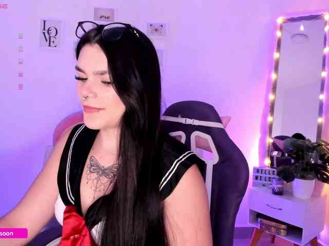 LiaTomson webcam