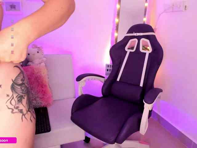LiaTomson webcam