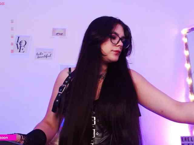LiaTomson webcam