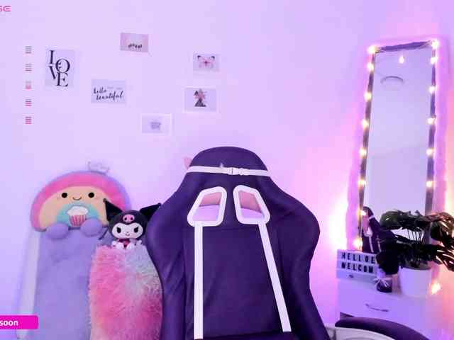 LiaTomson webcam