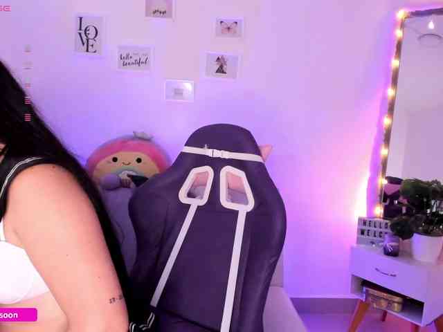 LiaTomson webcam