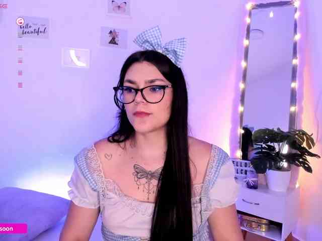 LiaTomson webcam