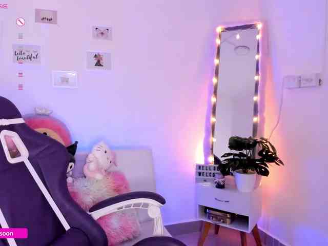 LiaTomson webcam