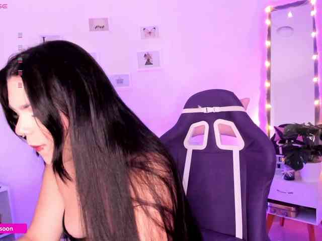 LiaTomson webcam