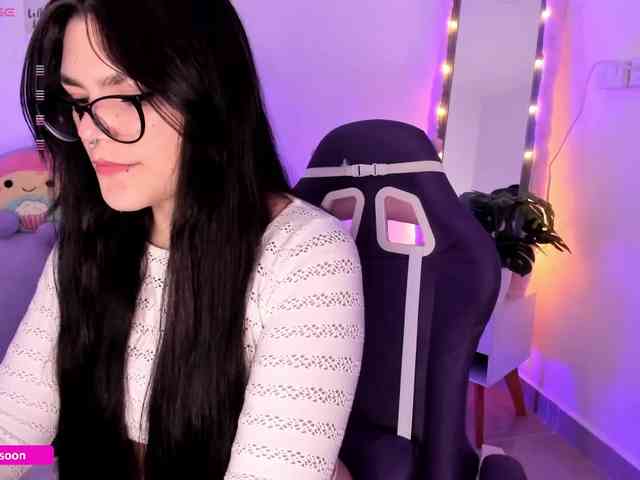 LiaTomson webcam