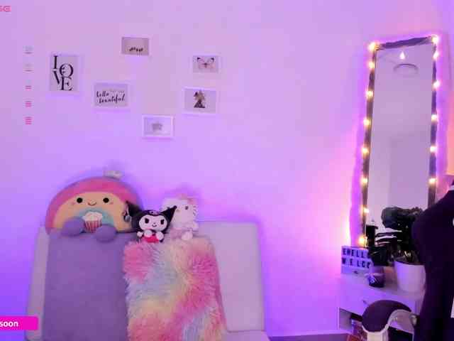 LiaTomson webcam