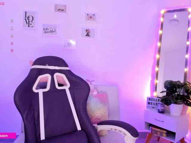 LiaTomson webcam