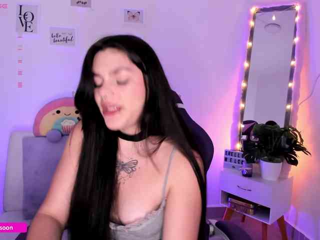 LiaTomson webcam