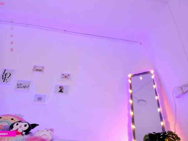 LiaTomson webcam