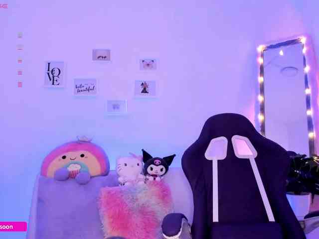 LiaTomson webcam