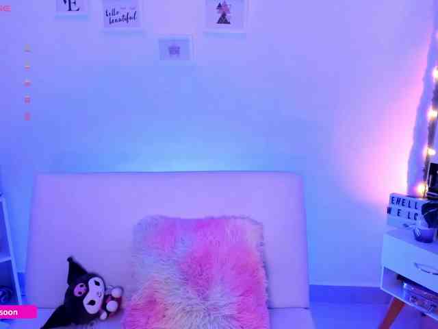 LiaTomson webcam